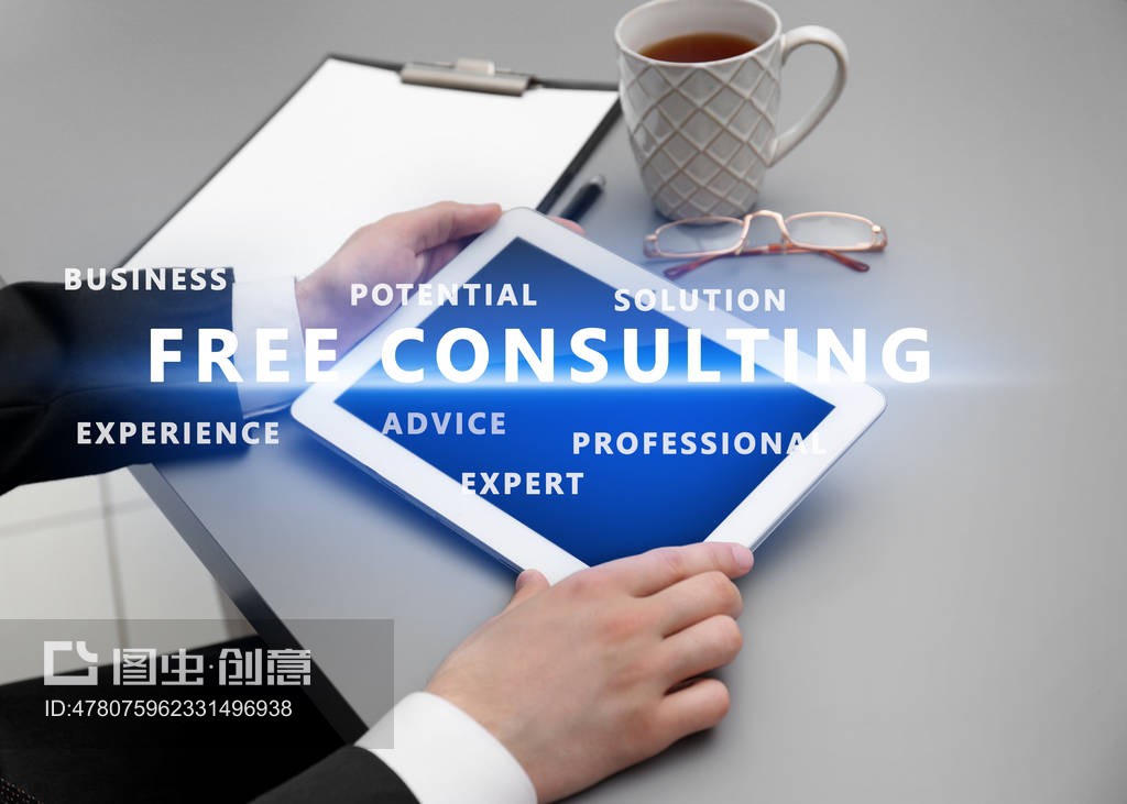 辦公室用平板電腦工作的人。咨詢服務理念Man working with tablet in office. Consulting service concept